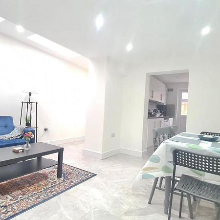 Spacious Private Room In Manor Park ลอนดอน ภายนอก รูปภาพ